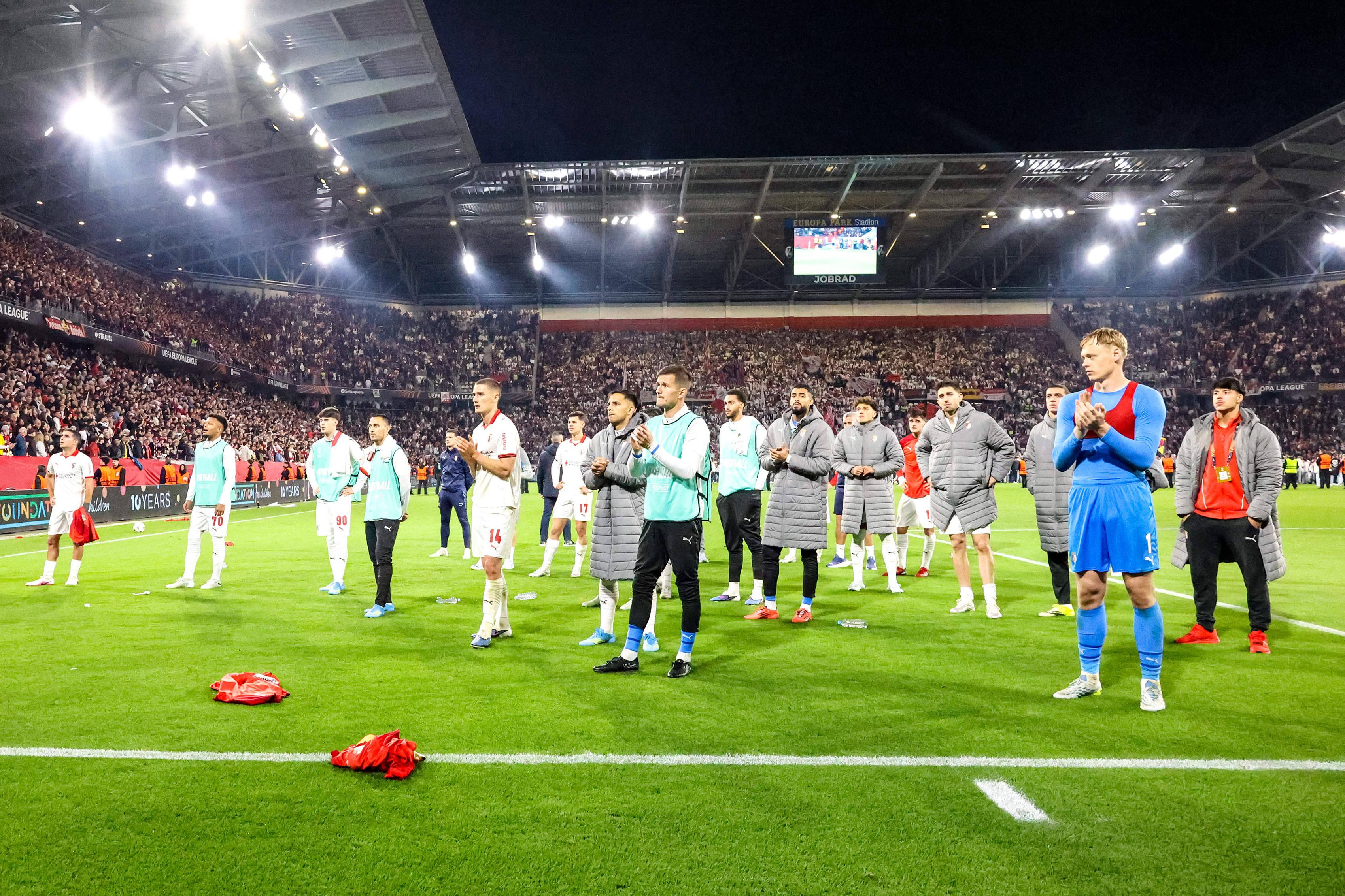 Momento de tristeza em Friburgo, bem espelhada nas lágrimas de vários jogadores — Foto: IMAGO