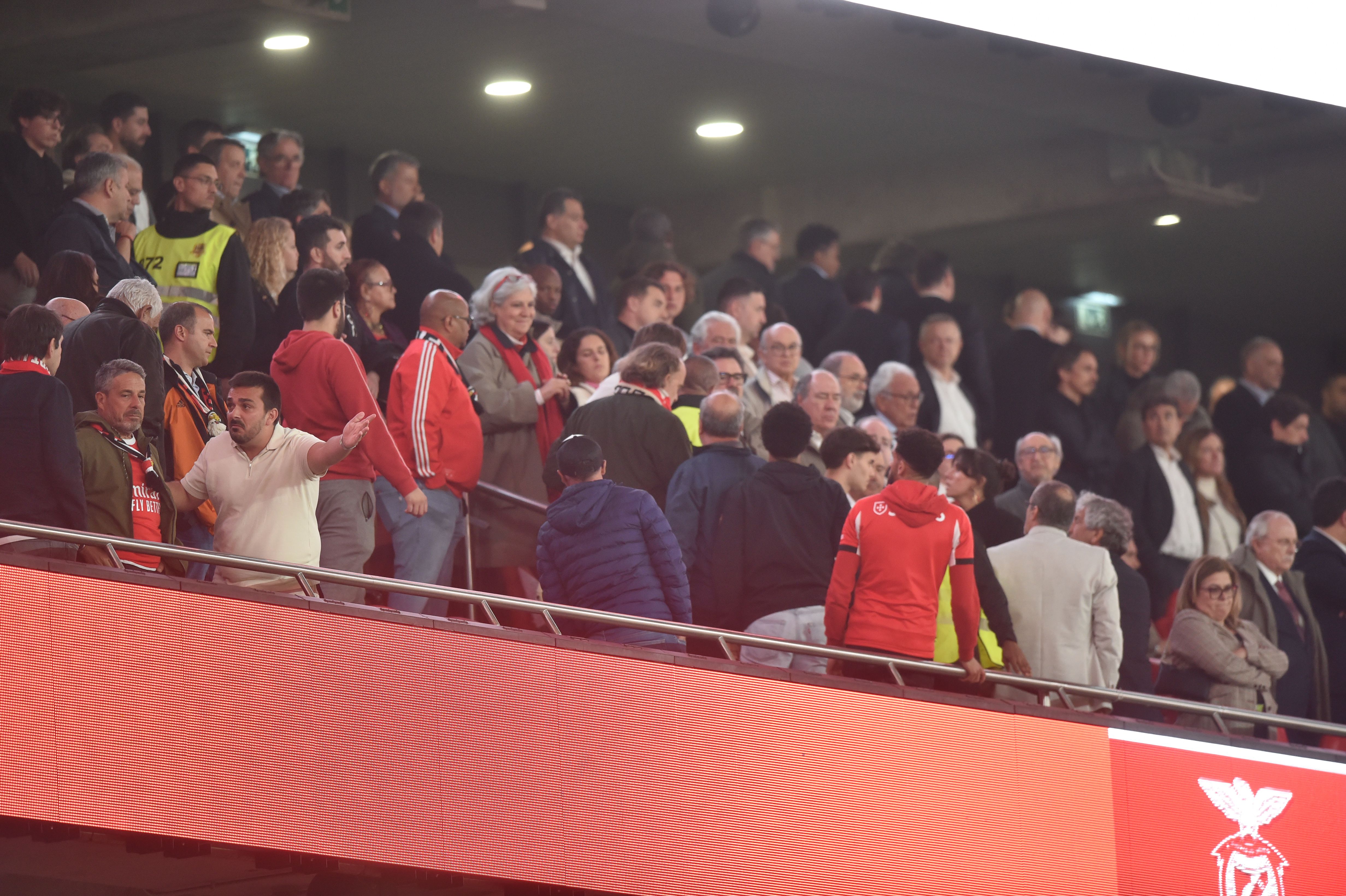Protestos dos adeptos do Benfica no final do empate com o SC Braga (foto: Miguel Nunes)