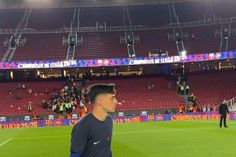 Pedri marca penálti ao pai na festa do título do Barcelona