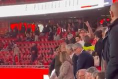 O momento em que Rui Costa é confrontado por adeptos na tribuna