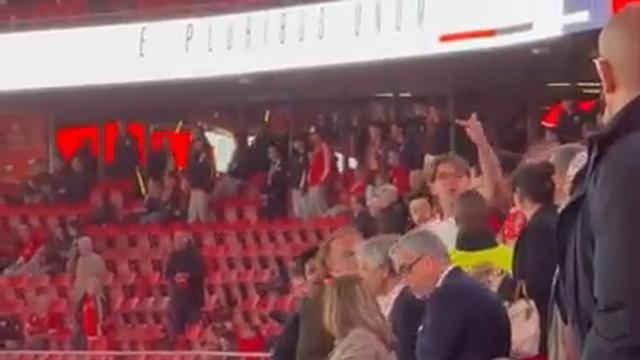 O momento em que Rui Costa é confrontado por adeptos na tribuna