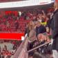 O momento em que Rui Costa é confrontado por adeptos na tribuna