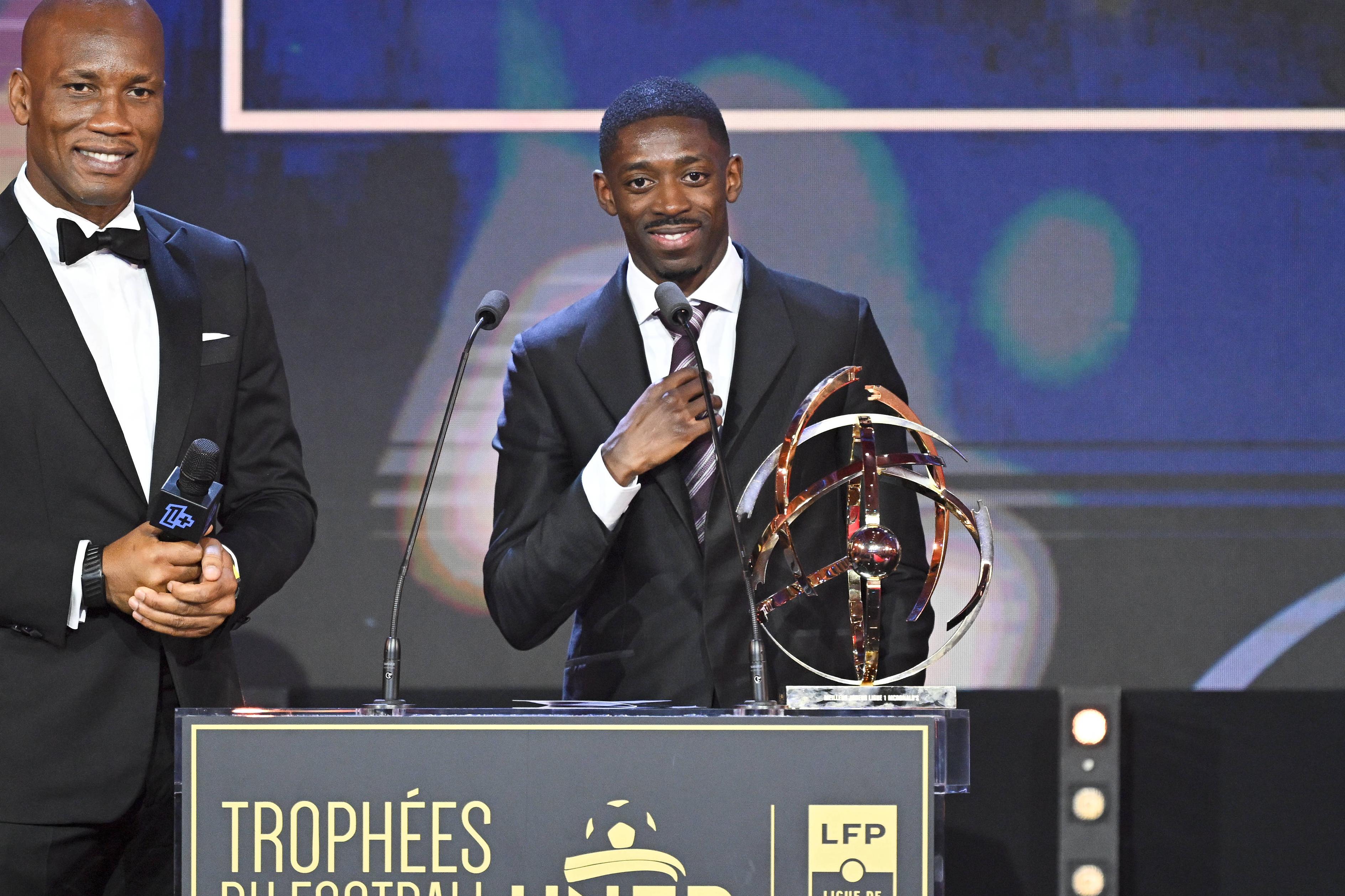 Ousmande Dembélé ao lado de Didier Drogba
