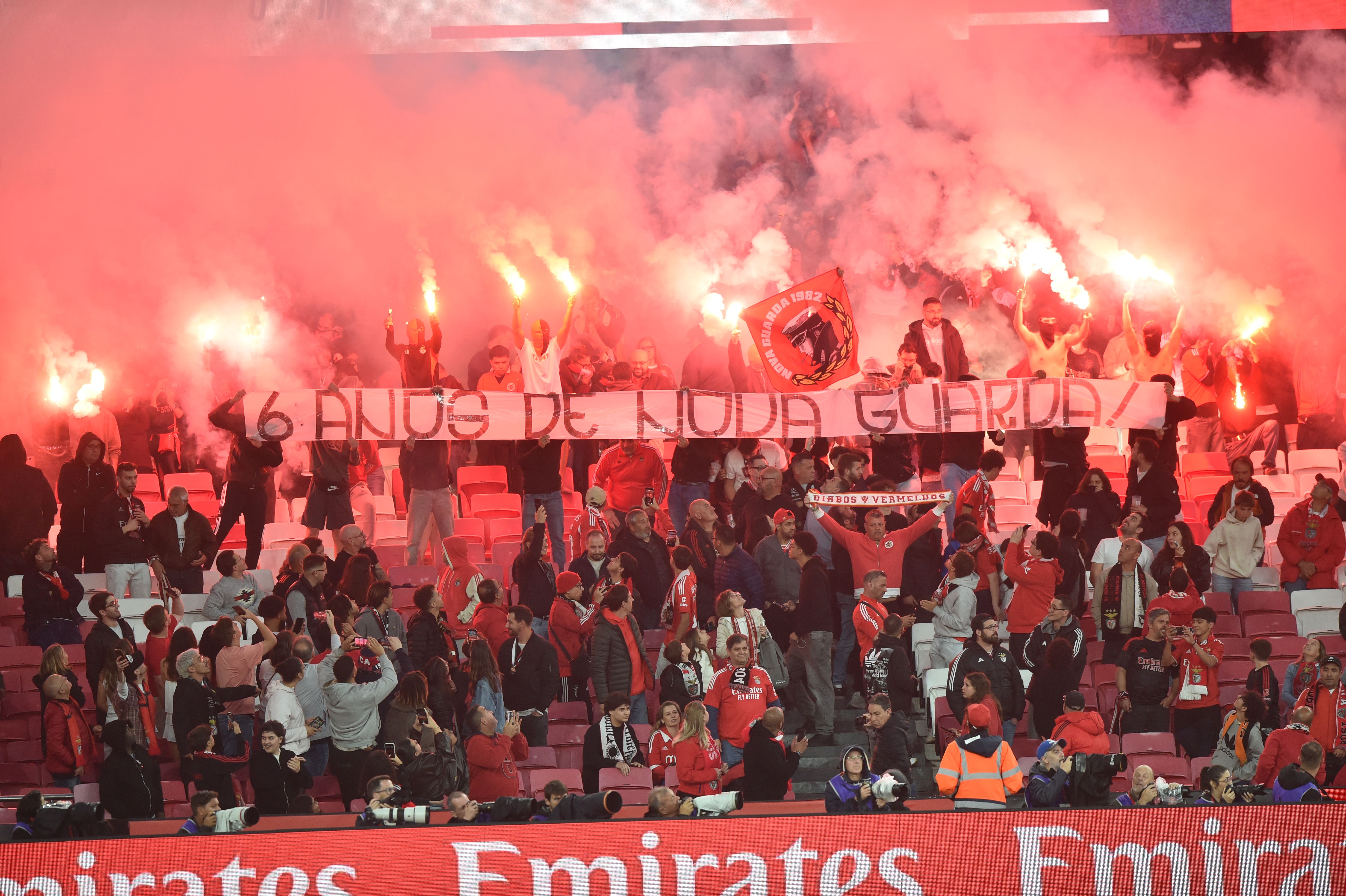 Tarja «6 anos de nova guarda» e tochas no último jogo da época na Luz - Foto: A BOLA/Miguel Nunes