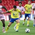 Trezza foge a Buatu no jogo entre o Gil Vicente e o Arouca - Foto: FERNANDO VELUDO/LUSA