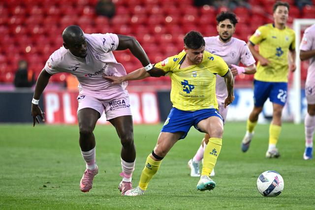 Trezza foge a Buatu no jogo entre o Gil Vicente e o Arouca - Foto: FERNANDO VELUDO/LUSA