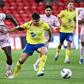 Trezza foge a Buatu no jogo entre o Gil Vicente e o Arouca - Foto: FERNANDO VELUDO/LUSA