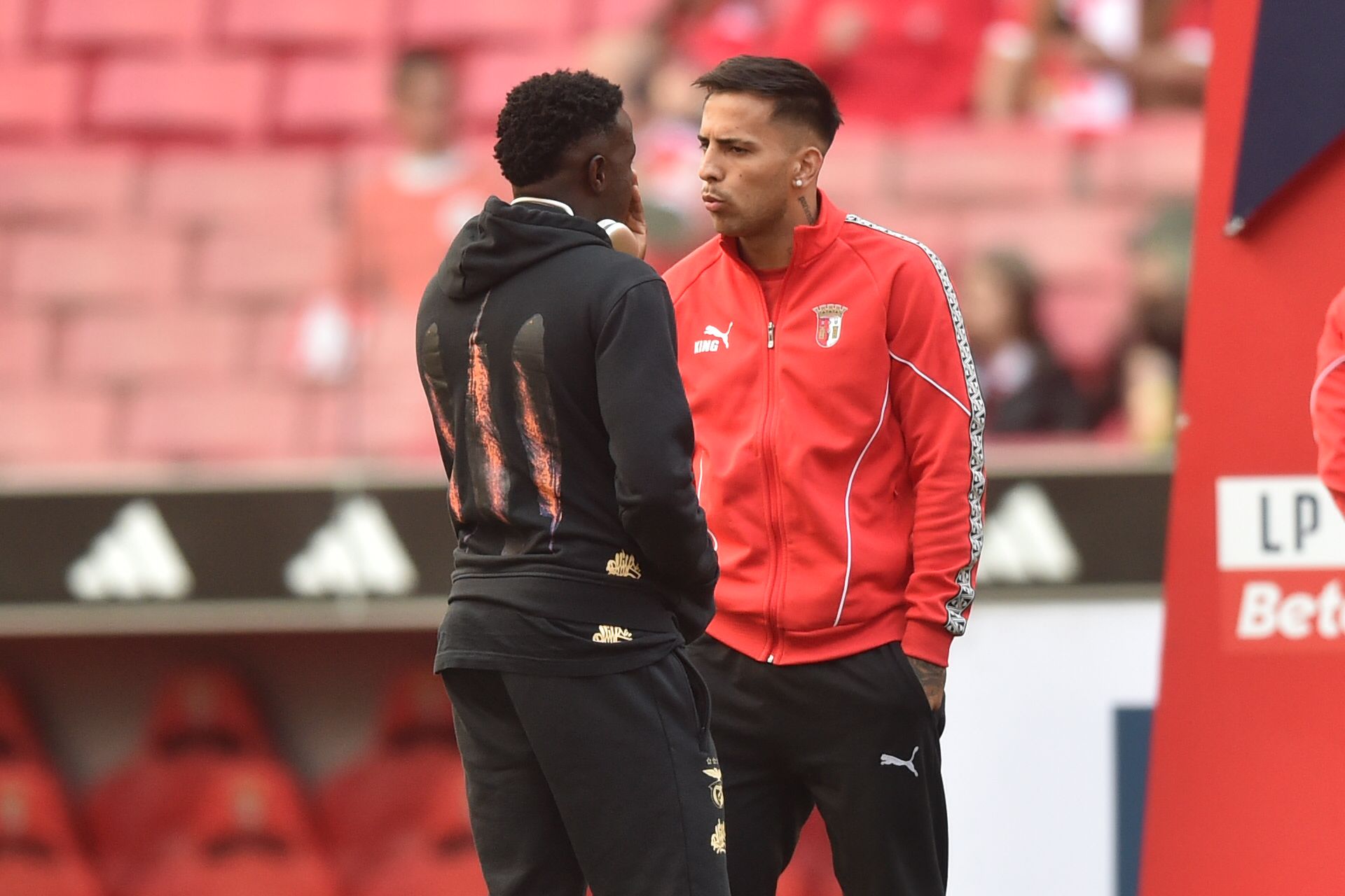 Bruma à conversa com Zalazar antes do início do Benfica-SC Baga - Foto: A BOLA/Miguel Nunes