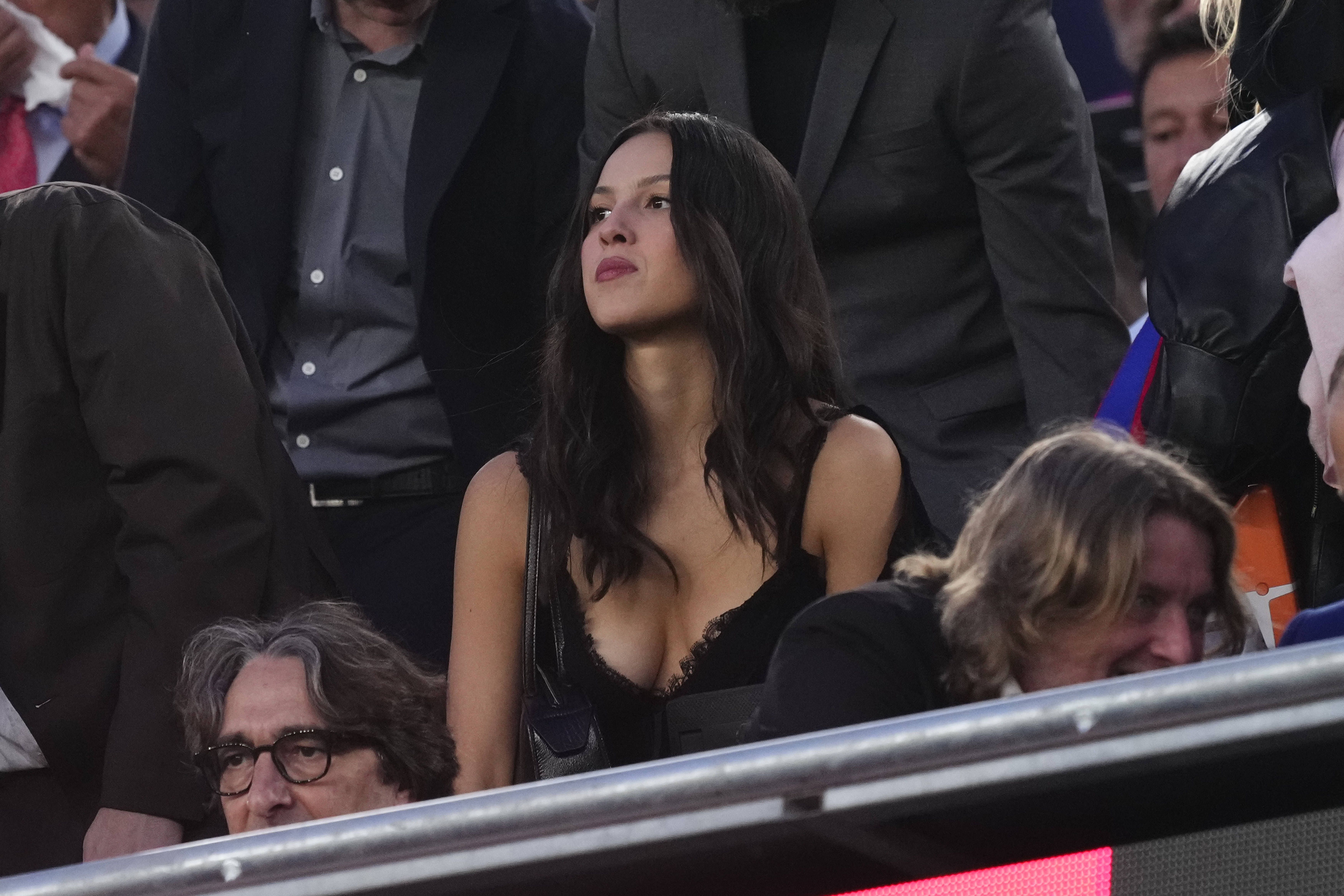 Olivia Rodrigo no Camp Nou a ver o Barcelona-Real Madrid - foto: Imago