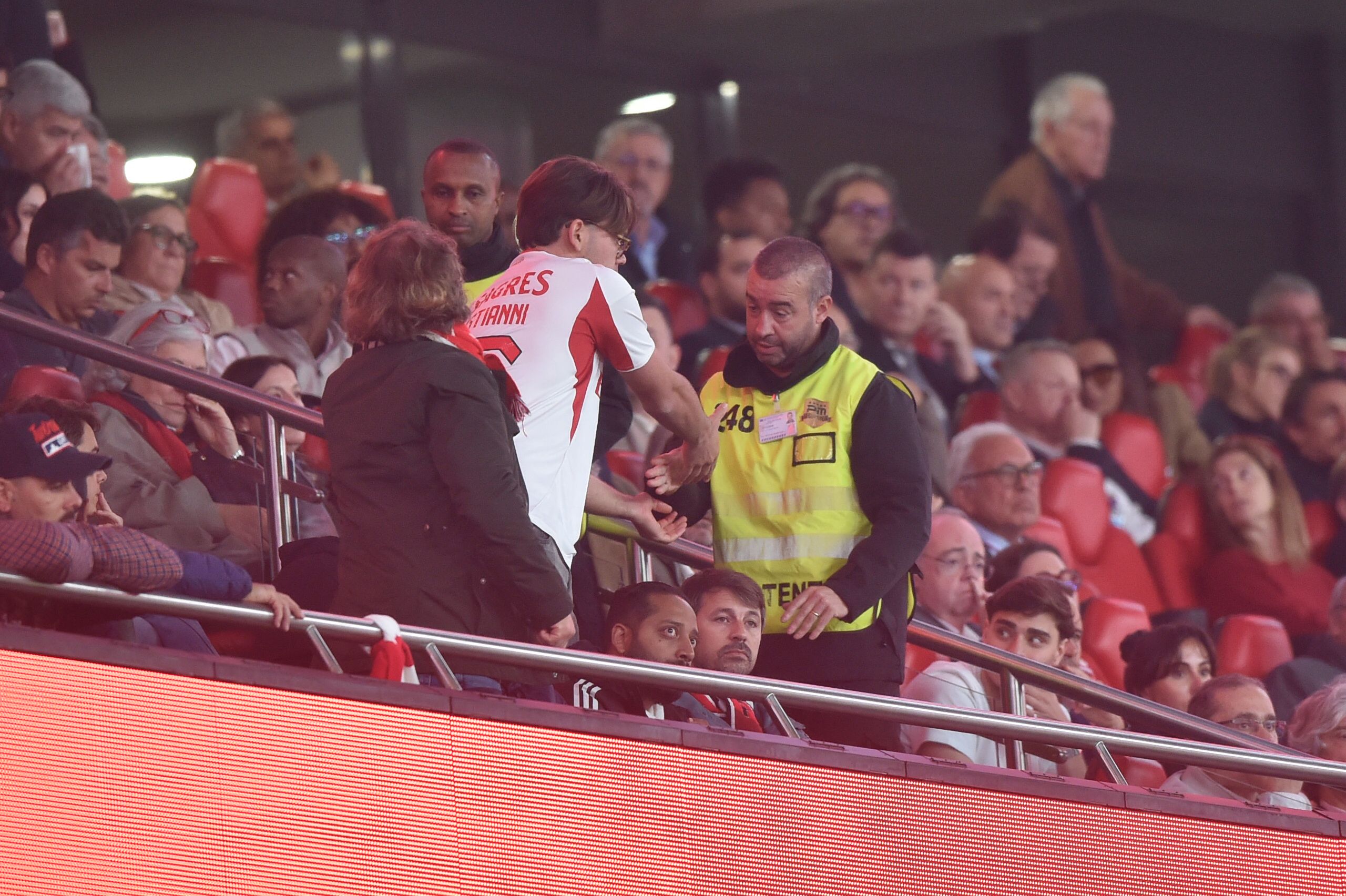 Protestos dos adeptos do Benfica no final do empate com o SC Braga (foto: Miguel Nunes)