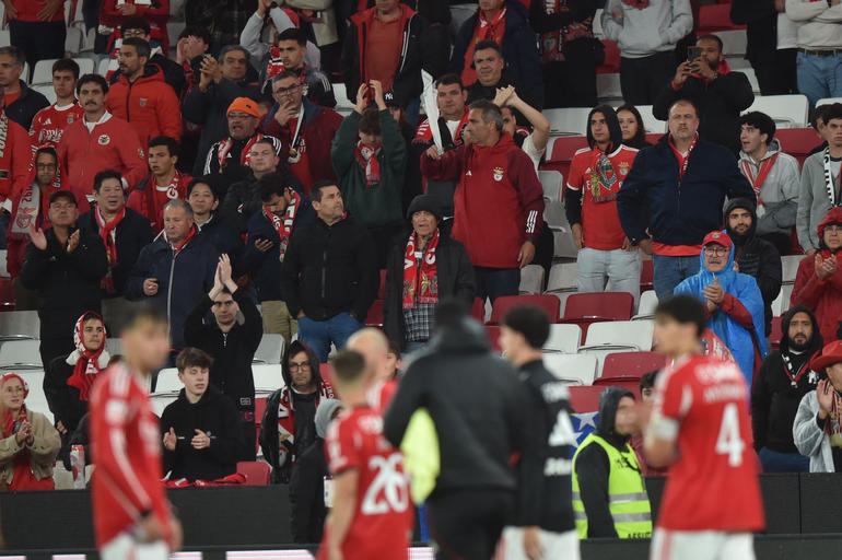 Protestos dos adeptos do Benfica no final do empate com o SC Braga (foto: Miguel Nunes)