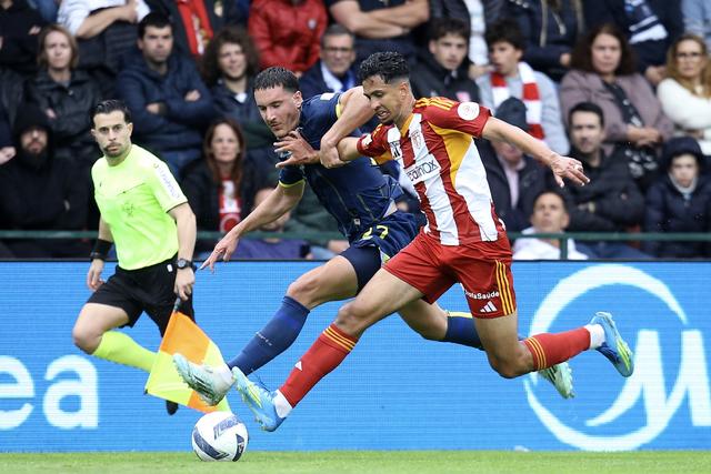 O Aves SAD anulou da melhor maneira o FC Porto. Aqui Paulo Vitor anula Deniz Gul - MANUEL FERNANDO ARAUJO/LUSA