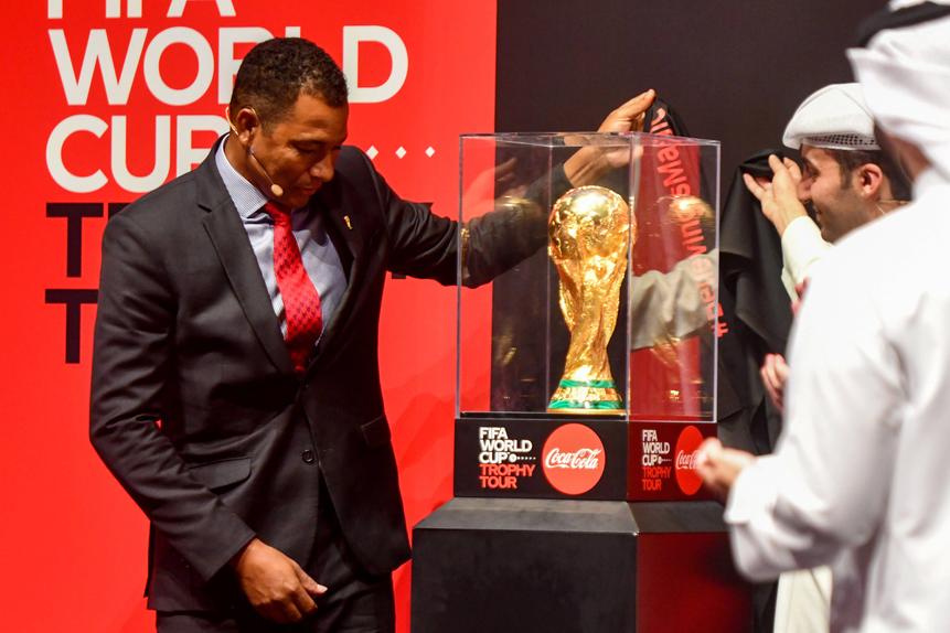 Gilberto Silva e o troféu do Mundial