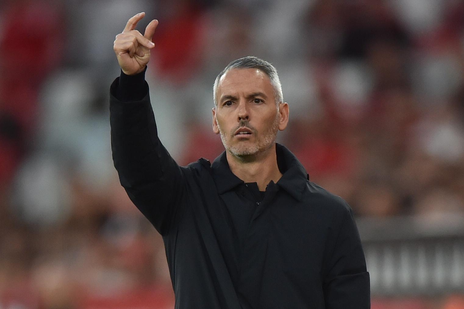 Carlos Vicens dá indicações à equipa na primeira parte do jogo com o Benfica na Luz — Foto: Miguel Nunes