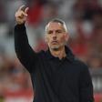 Carlos Vicens dá indicações à equipa na primeira parte do jogo com o Benfica na Luz — Foto: Miguel Nunes