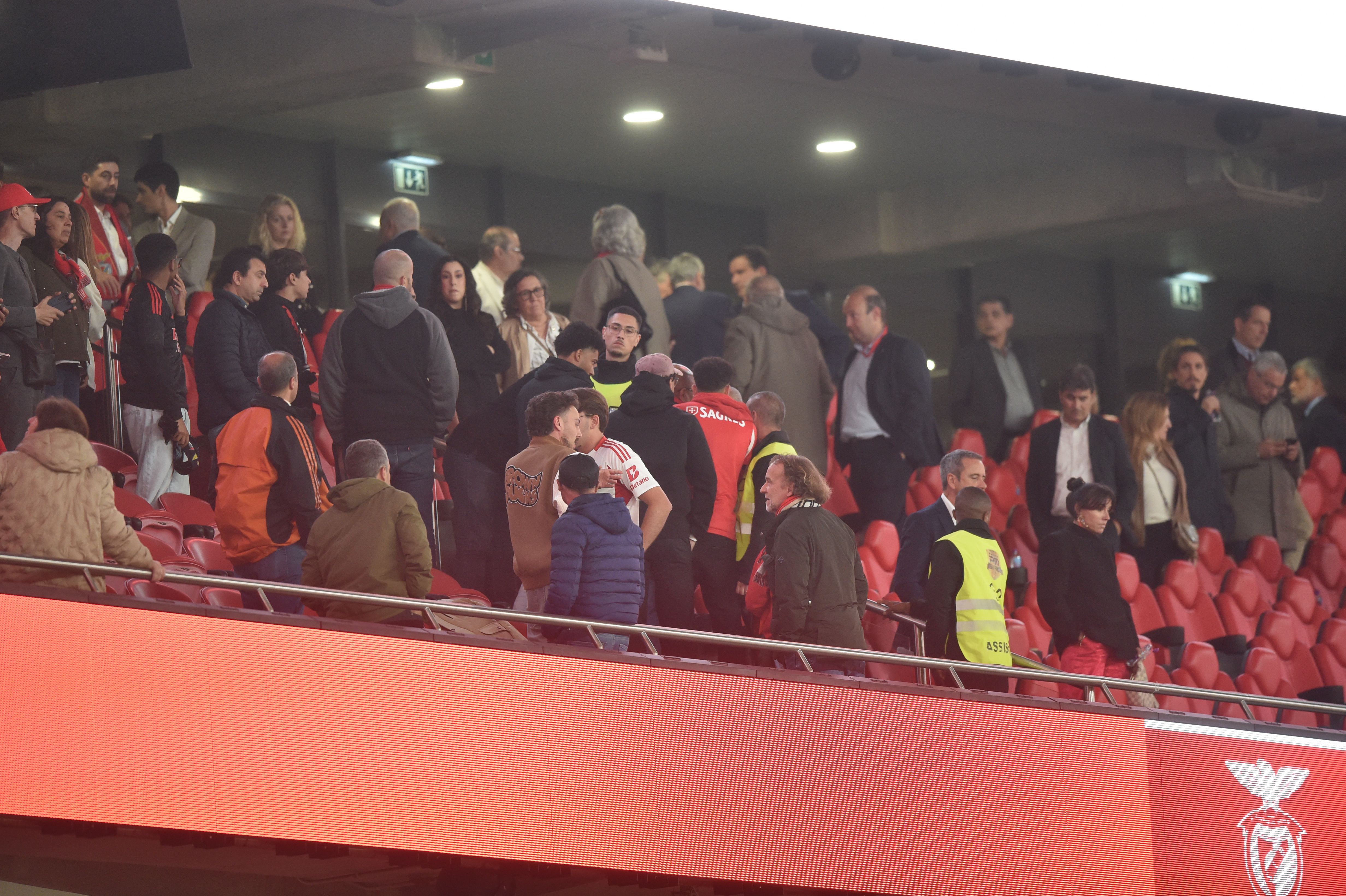 Protestos dos adeptos do Benfica no final do empate com o SC Braga (foto: Miguel Nunes)