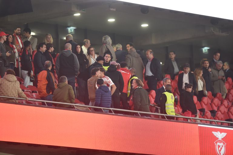 Protestos dos adeptos do Benfica no final do empate com o SC Braga (foto: Miguel Nunes)