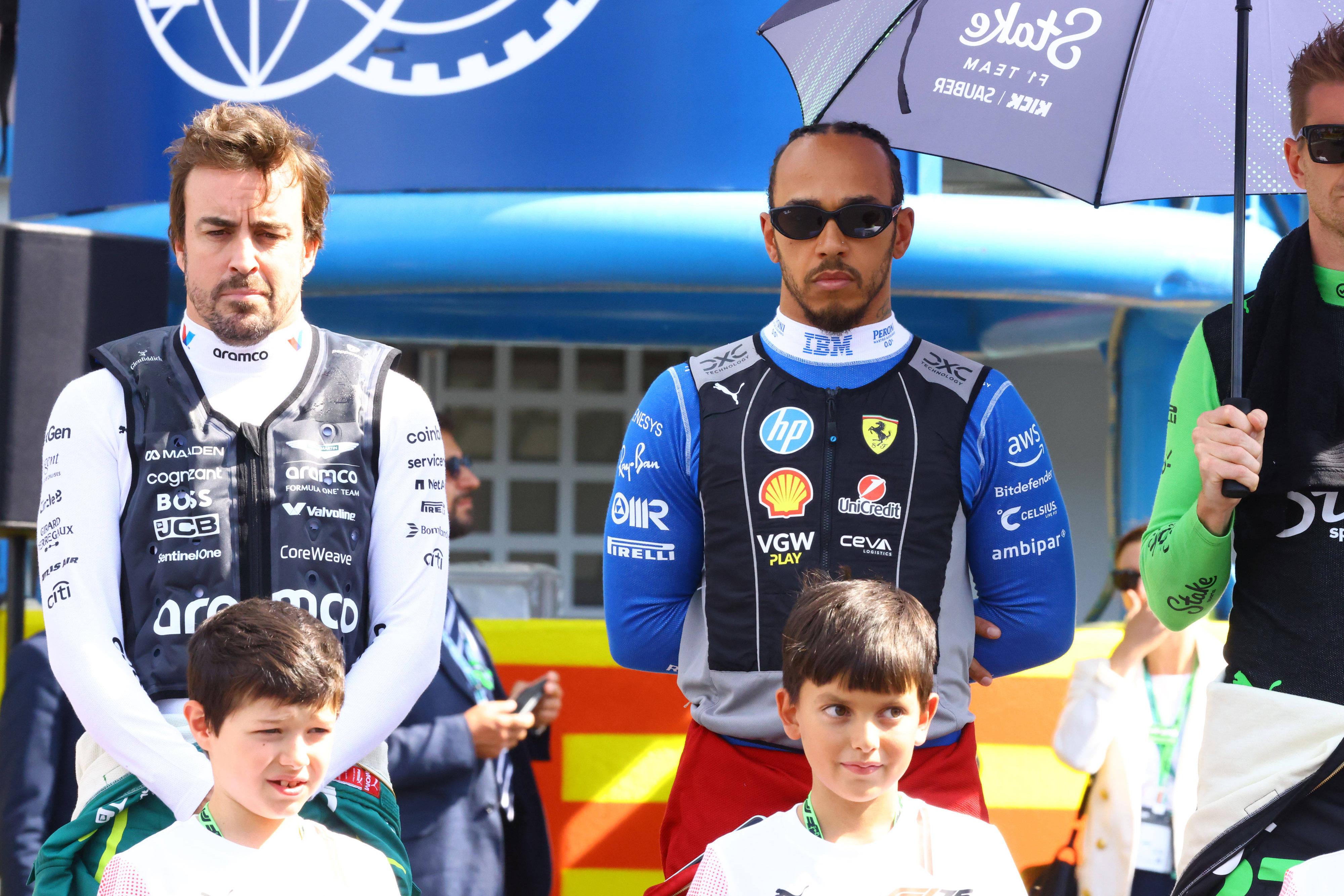 Fernando Alonso (esq) e Hamilton (centro) ao lado de Huelkenberg - Foto: Beto Issa Photos