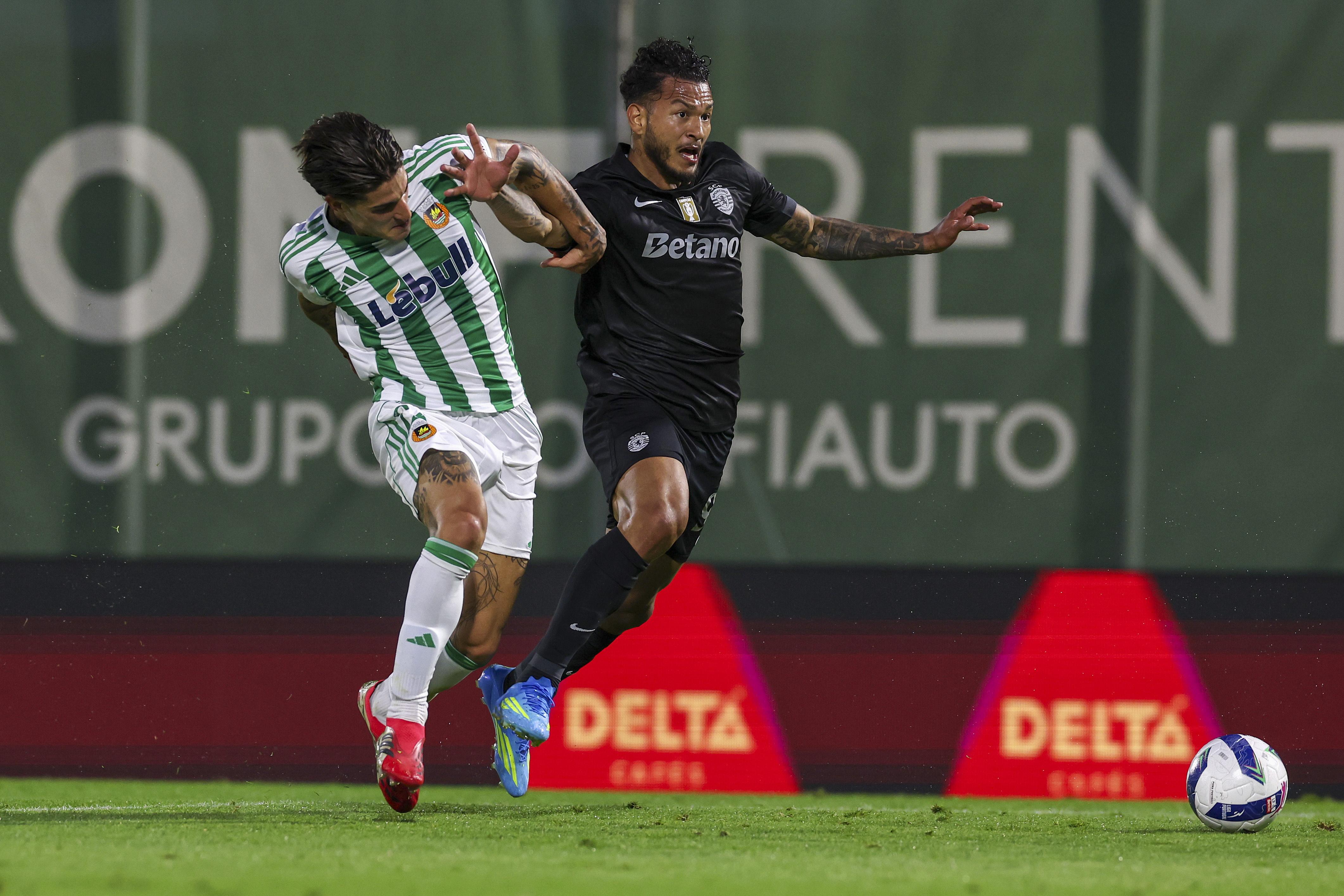 Petrasso em luta com Suárez no Rio Ave-Sporting (foto: Estela Silva/Lusa)