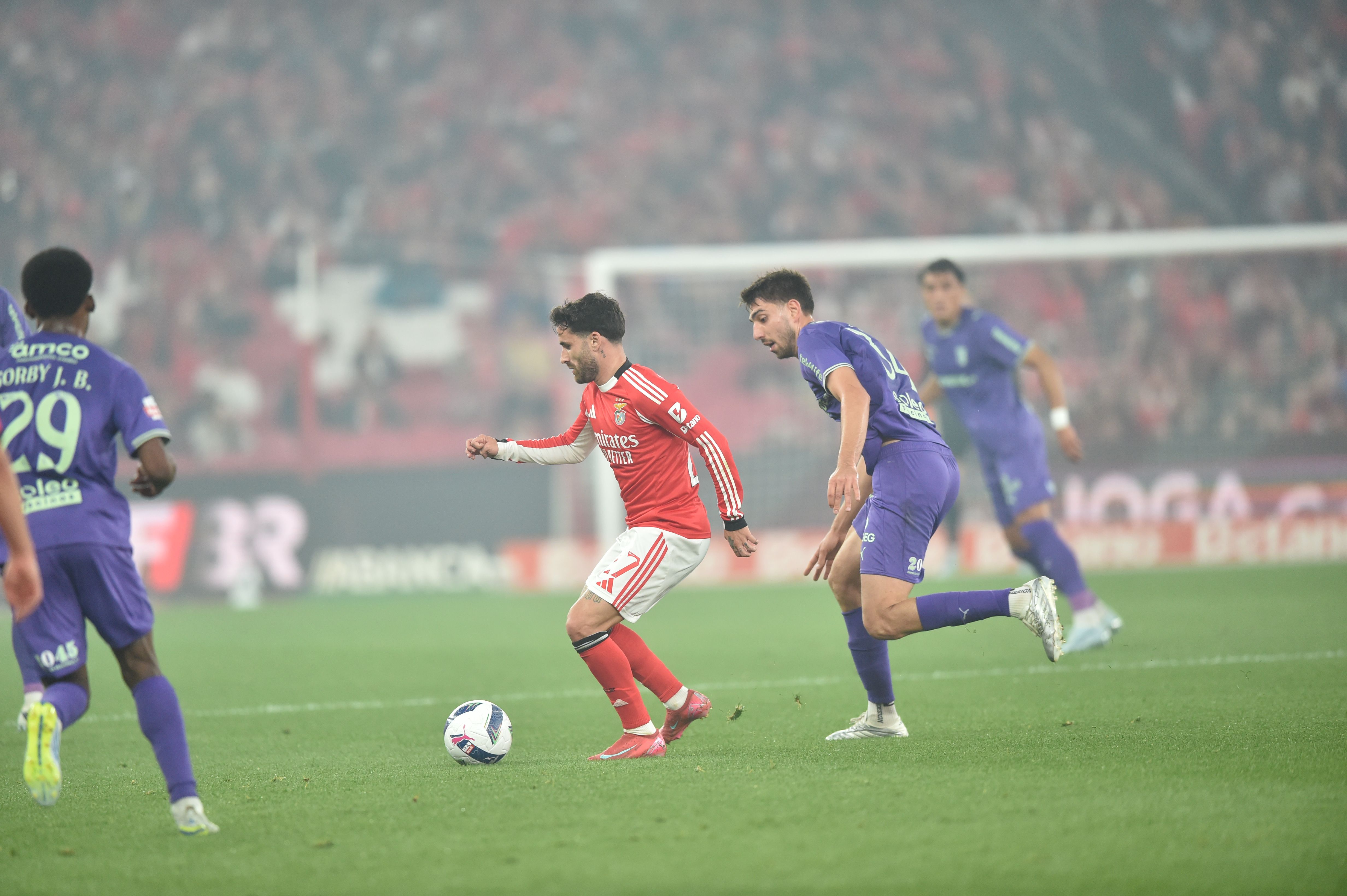 Rafa com a bola, no Benfica-SC Braga - Foto: A BOLA/Miguel Nunes