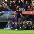 Abraço entre Ferran Torres  e Hansi Flick