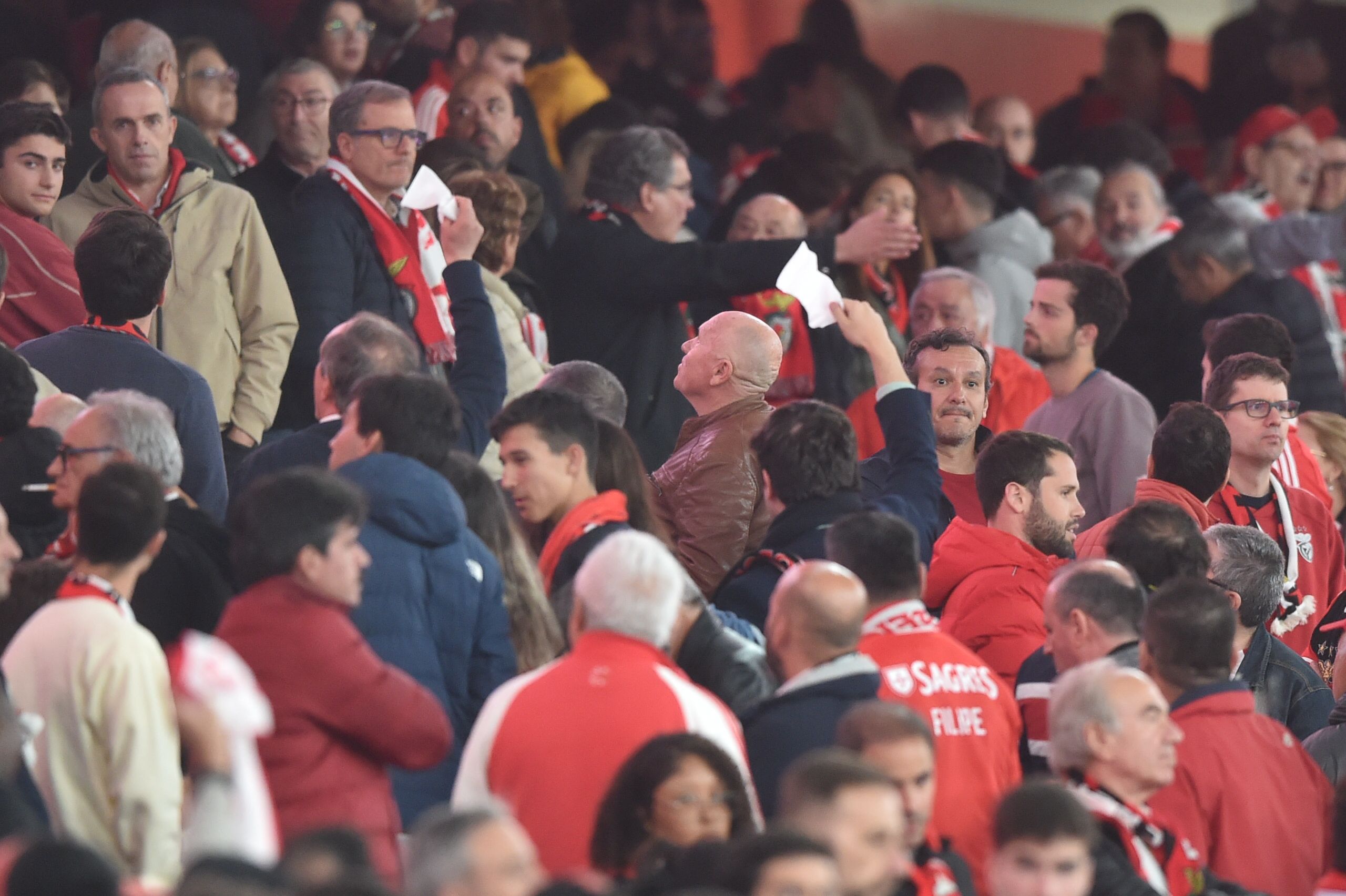 Protestos dos adeptos do Benfica no final do empate com o SC Braga (foto: Miguel Nunes)