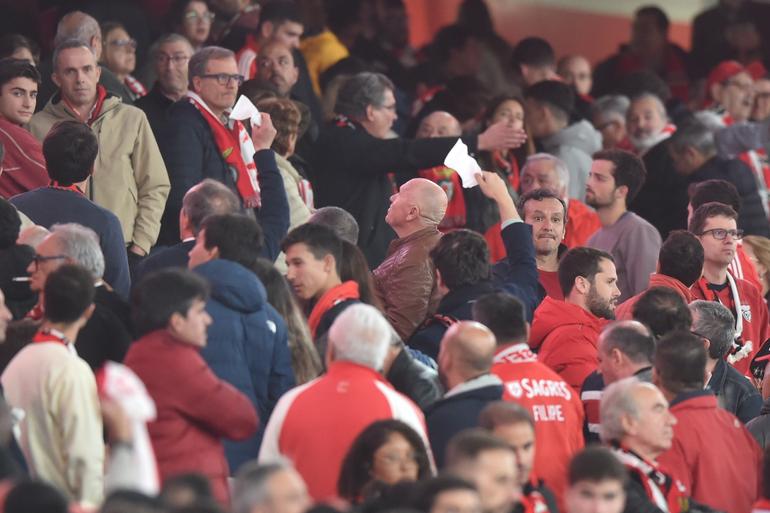 Protestos dos adeptos do Benfica no final do empate com o SC Braga (foto: Miguel Nunes)