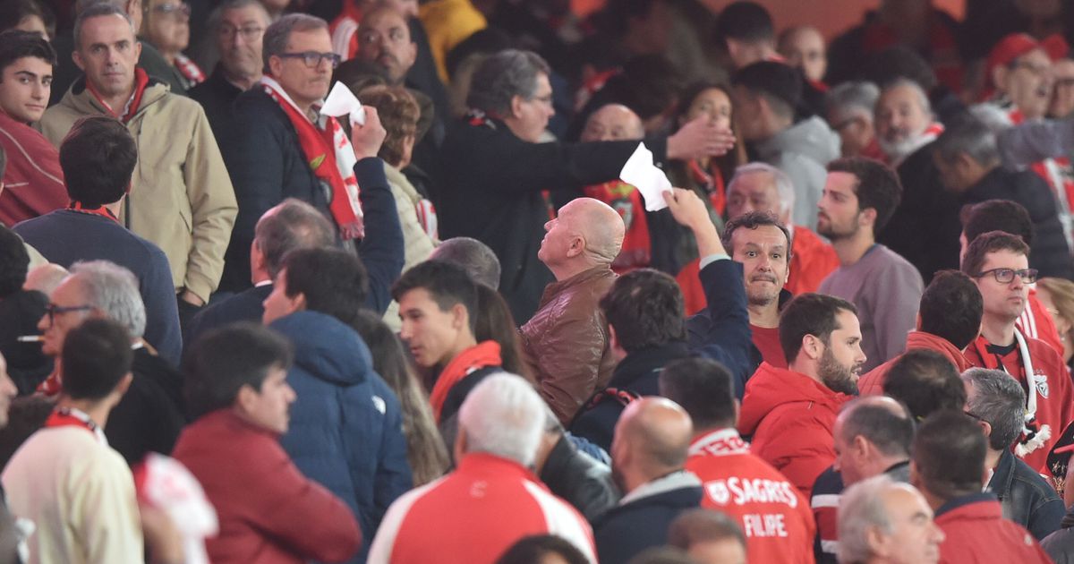 Insultos e lenços brancos no adeus da águia à Luz: as imagens do Benfica-SC Braga