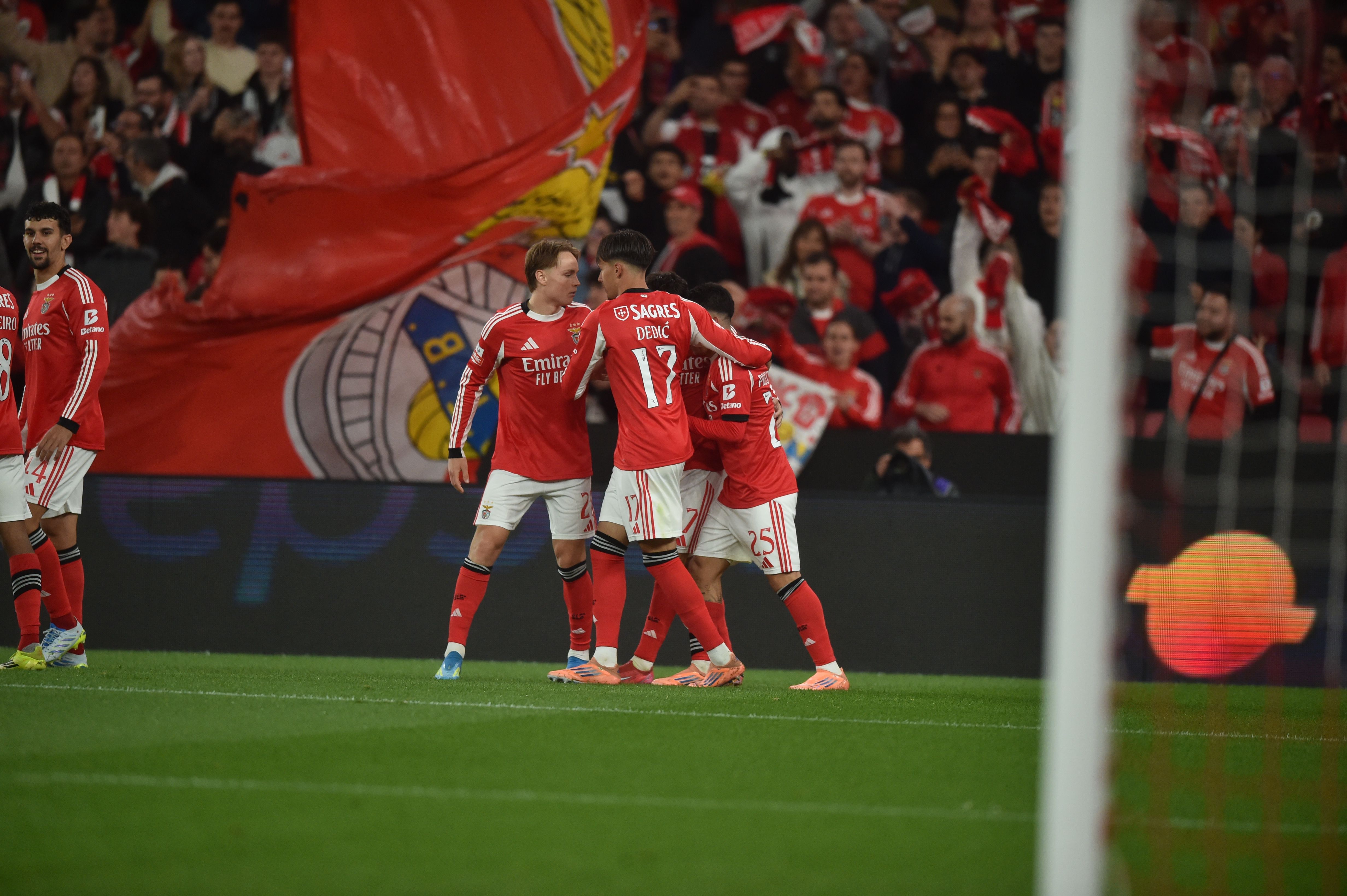Festejos dos jogadores do Benfica após golo de Rafa - Foto: A BOLA/Miguel Nunes