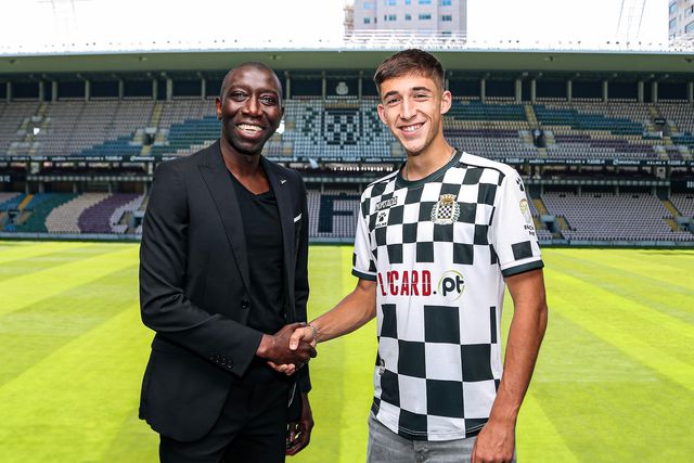 Boavista: João Barros assina contrato profissional