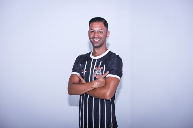 Oficial: Fernando Cardinal já não é jogador do Corinthians