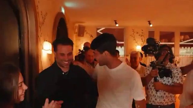 Festa rija de Carlos Alcaraz depois de ganhar Roland Garros