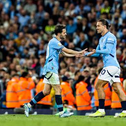 Bernardo Silva a dar lugar a Jack Grealish em campo pelo Man. City