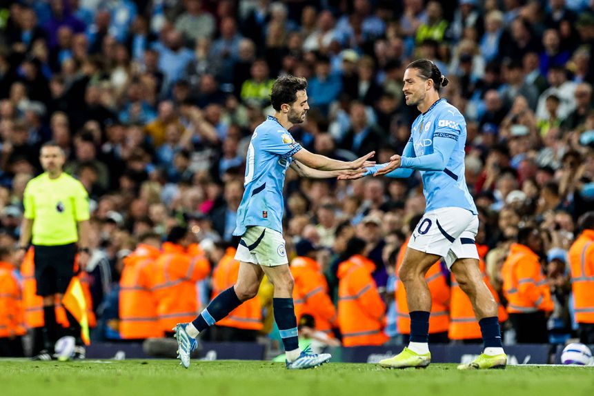 Bernardo Silva a dar lugar a Jack Grealish em campo pelo Man. City