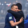 Kylian Mbappé a abraçar Al Khelaifi, após o seu último jogo pelo PSG