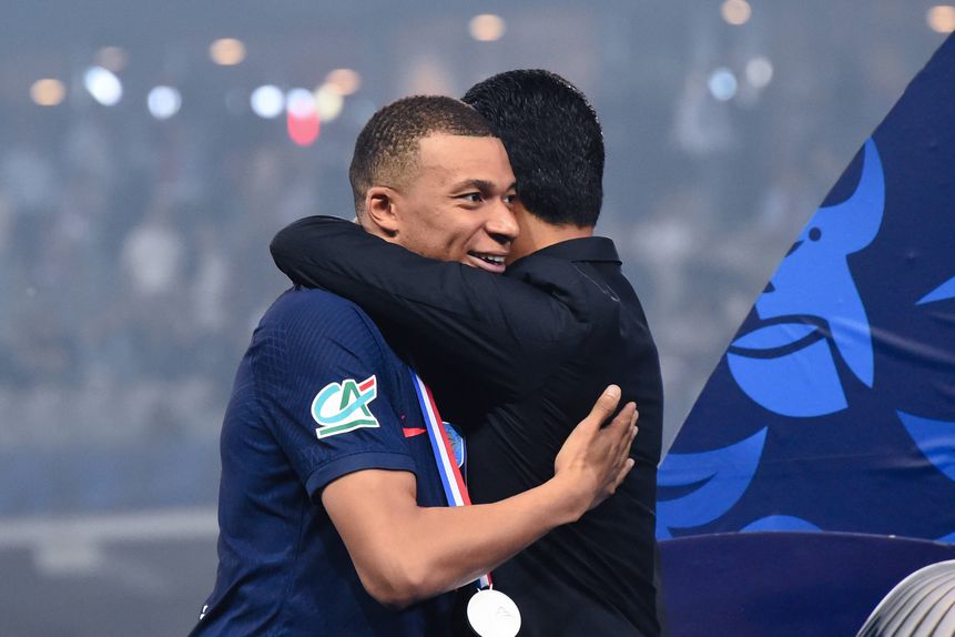 Kylian Mbappé a abraçar Al Khelaifi, após o seu último jogo pelo PSG