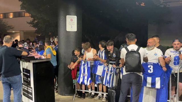 Jogadores do FC Porto muito acarinhados na chegada aos Estados Unidos (vídeo)