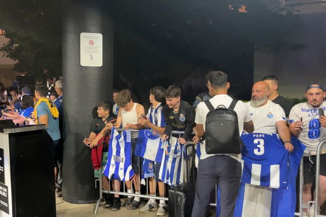 Jogadores do FC Porto muito acarinhados na chegada aos Estados Unidos (vídeo)