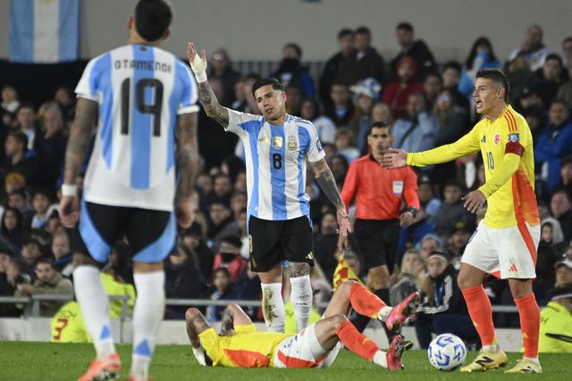 Enzo Fernández é expulso por agressão e golaço de Luis Díaz no Argentina-Colômbia 