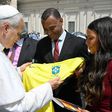 Lenda brasileira oferece camisola da 'canarinha' ao Papa Leão XIV
