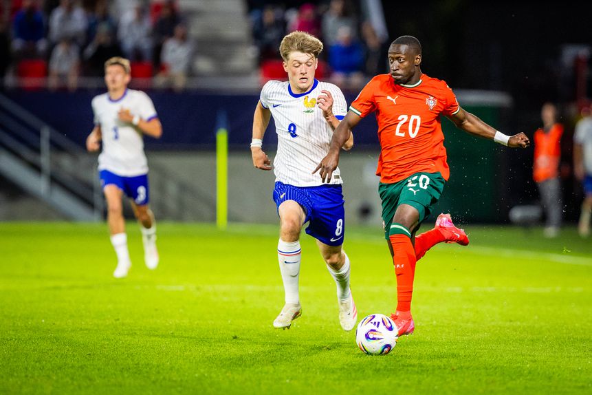 Carlos Forbes foi lançado na segunda parte e agitou bastante o ataque nacional