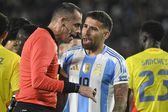 Otamendi discute com o árbitro da partida