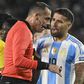 Otamendi discute com o árbitro da partida