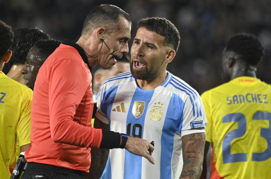 Otamendi discute com o árbitro da partida