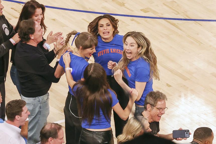 Taylor Swift e Mariska Hargitay - foto: EPA/SARAH YENESEL