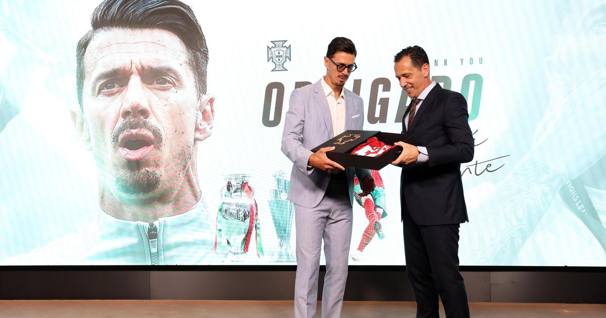 José Fonte homenageado na Cidade do Futebol após fim de carr