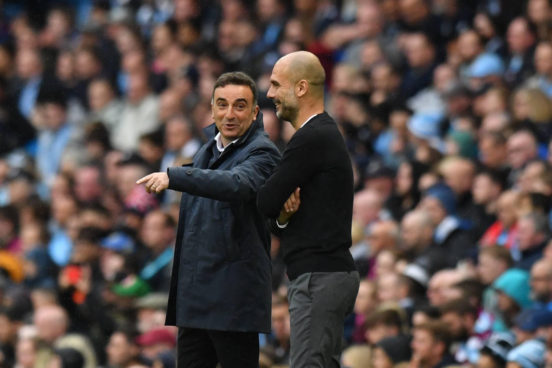 Carlos Carvalhal (à conversa com Pep Guardiola) na Premier League com o Swansea (2017/18) - Foto: IMAFO