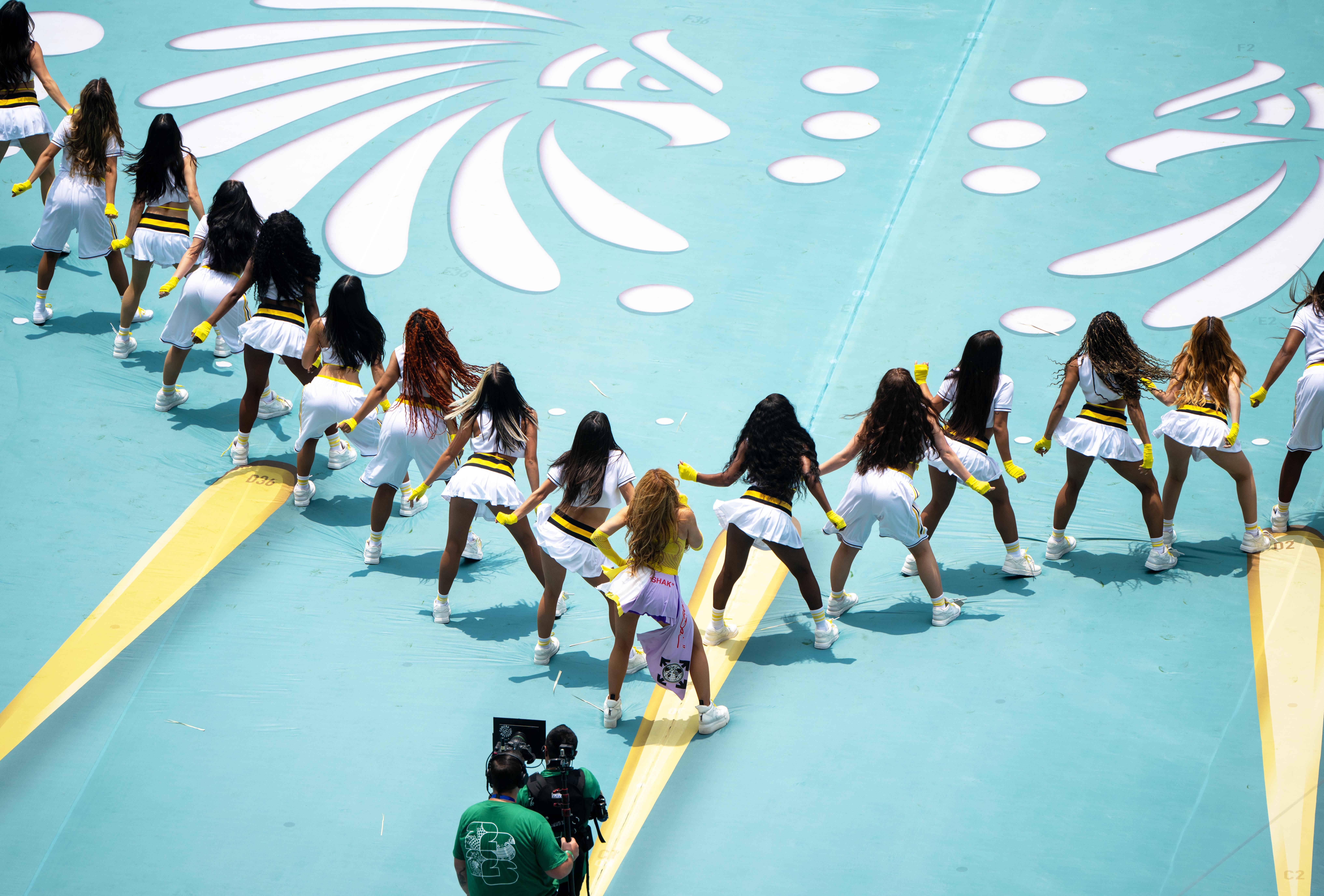 A colombiana Shakira e o nigeriano Burna Boy a cantar 'Dai Dai', música oficial do Mundial 2026