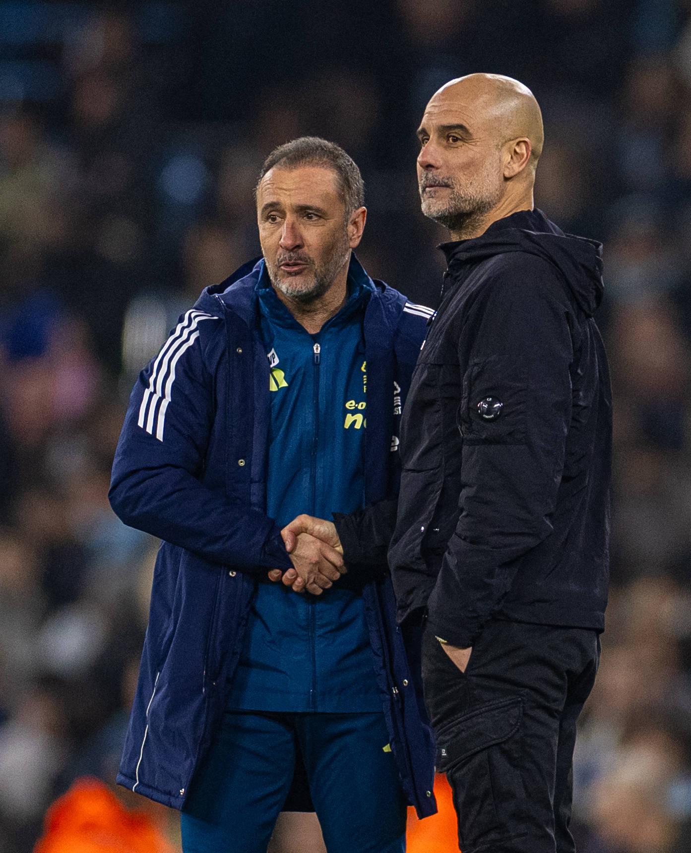 Vítor Pereira (na imagem com Pep Guardiola) chegou ao Nottingham Forest durante a época 2025/26 - Foto: IMAGO