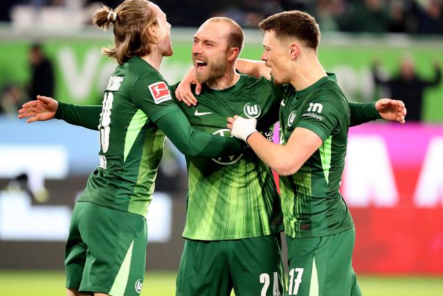 Patrick Wimmer ao lado de Christian Eriksen no Wolfsburgo, que desceu da Bundesliga